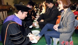 Giảng viên đại học rửa chân cho sinh viên