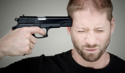 Mất mạng vì tự bắn vào đầu để chứng minh súng an toàn