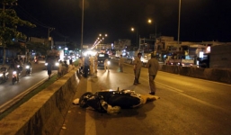 Xe tải đâm, vợ tử vong chồng thoát nạn