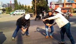 Cọc tiền 4 triệu rơi ra đường, người dân xúm vào nhặt giúp