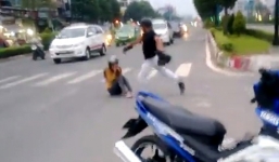 Cộng đồng mạng phẫn nộ clip chồng đánh, đạp vào mặt vợ dã man giữa phố