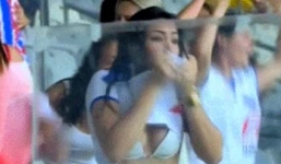 Ăn mừng quá khích, fan nữ lộ “hàng nóng” gây sốc