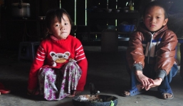 Hai đứa trẻ bơ vơ trong gia đình có 9 người rơi xuống suối