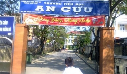 Học sinh lớp 2 rơi từ tầng 2 xuống sân trường may mắn thoát chết