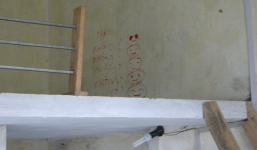 Một phụ nữ treo cổ tự tử, để lại chữ “Hận” bằng máu