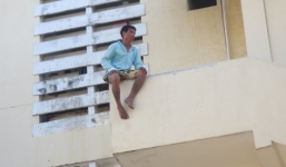 Nam thanh niên nhảy khỏi lan can bệnh viện tự tử