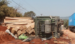 Xe chở 40 tấn gỗ lật giữa đường