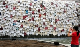 'Vạn Lý Trường Thành' xếp từ 10.000 chiếc bệ xí đã qua sử dụng