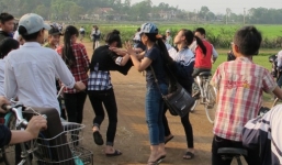 Nữ sinh đấm đá, đánh nhau ngay trước cổng trường