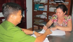 Người phụ nữ thua bạc, sợ chồng đánh đi cướp tiệm vàng