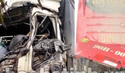 Xe tải đâm xe khách, tài xế mắc kẹt trong cabin