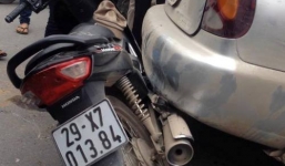 Hàng chục người giải cứu cô gái mắc kẹt dưới gầm ô tô