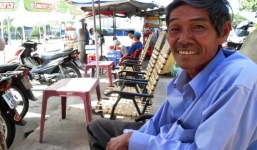 Ông lão chạy xe ôm lấy tiền cho vợ làm từ thiện