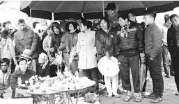 Thầy “ngoại cảm” phán láo, gia đình khốn khổ tìm kiếm thi thể nữ sinh tự tử