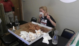 Clip người phụ nữ ăn hết 192 cánh gà, 3,4kg thịt trong 10 phút