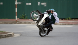 Clip: Ngã dập mặt vì bốc đầu xe máy