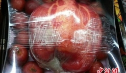 Cận cảnh quả táo khổng lồ nặng 1,2 kg giá hơn 20 triệu đồng