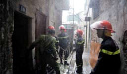 Chữa cháy xong cả ngõ ngập lụt