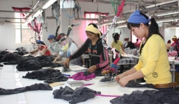 Cử nhân giấu bằng xin làm... công nhân