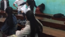 Clip 3 nam sinh đánh 1 bạn nữ như côn đồ ngay trong lớp học