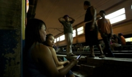 Cận cảnh cuộc sống về đêm của khu 'phổ đèn đỏ' rẻ nhất thế giới