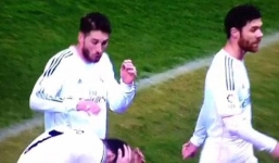 Ghi bàn giúp Real có điểm, Ronaldo vẫn ôm đầu sợ hãi rời sân