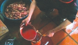 Tiết canh trộn lẫn với phân vịt, bùn đất