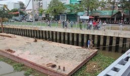 Sà lan nặng hàng chục tấn đâm trụ cầu tạm, dân hốt hoảng tháo chạy