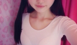 Cô gái 35 tuổi trẻ đẹp như học sinh tiểu học