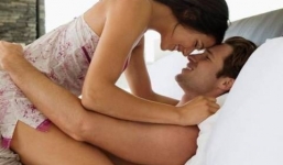 Phụ nữ thích nói chuyện sex với bạn hơn chồng