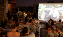 Cận cảnh rạp chiếu phim vừa tắm tập thể vừa xem phim bom tấn