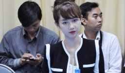 Hot girl Quỳnh Chi ra dáng doanh nhân trong buổi họp công ty nhà chồng