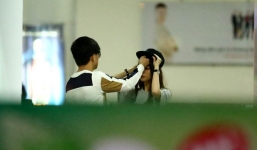 Trấn Thành chăm sóc bạn gái tận tình ở sân bay