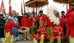 'Trục xuất' ngựa sắt cao 3m khỏi đền Phù Đổng