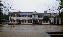 Trường thu tiền mua quà cho xã phải trả lại tiền giáo viên