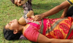 Kinh hãi màn trình diễn chém dừa trên cổ vợ