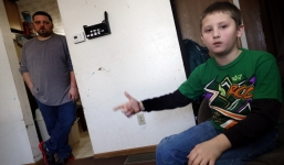 Bị đình chỉ học tập vì “súng ngón tay”