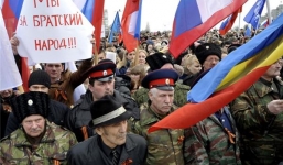 Xem dân Nga tràn xuống đường biểu tình ủng hộ Ukraine