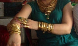 Choáng với người phụ nữ đeo gần 100 cây vàng trên người