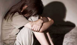 Mẹ lạm dụng tình dục và đánh đập con gái ruột suốt 7 năm