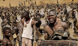 Cận cảnh hàng nghìn người tranh nhau bắt cá ở hồ thiêng