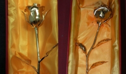 Ngày 8/3: 6 triệu đồng một bông hoa hồng mạ vàng