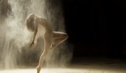 Đắm mình trong vẻ đẹp của vũ công nude