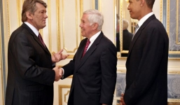 Obama khiến Ukraine “yếu ớt” trước Nga?