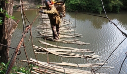 Cận cảnh những cây cầu treo 'rợn người' đe dọa tính mạng con người