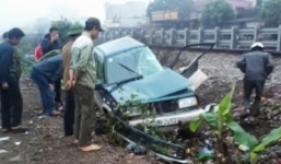 Tàu hỏa đâm ô tô văng xa 30m, giám đốc ngân hàng nguy kịch