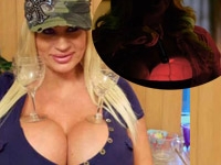 Vũ nữ kiếm bộn tiền từ bộ ngực khủng phát sáng 