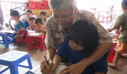 Đôi vợ chồng già bán nhà, nuôi con người khác ăn học