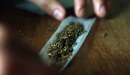 Sốc: 3 học sinh tiểu học bị bắt quả tang hút cần sa 