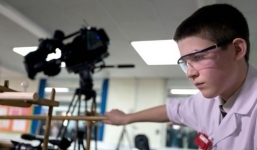 Nam sinh 13 tuổi chế tạo thành công lò phản ứng hạt nhân